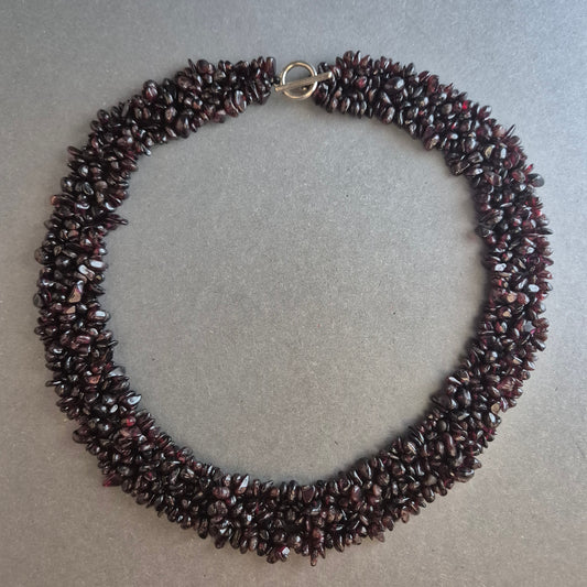 Granatfarbene Splitterkette – Mehrreihiger Statement-Schmuck in Dunkelrot