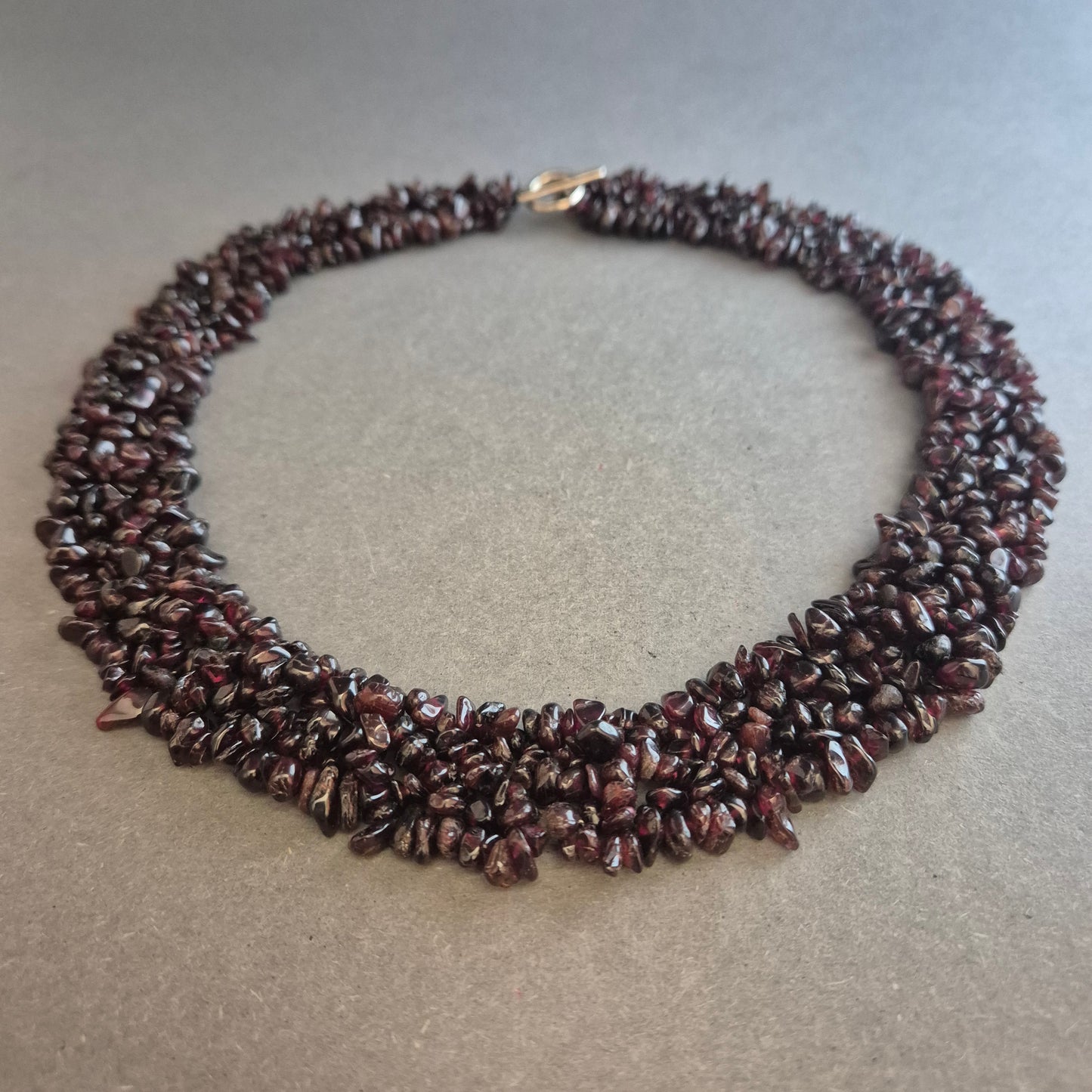 Granatfarbene Splitterkette – Mehrreihiger Statement-Schmuck in Dunkelrot