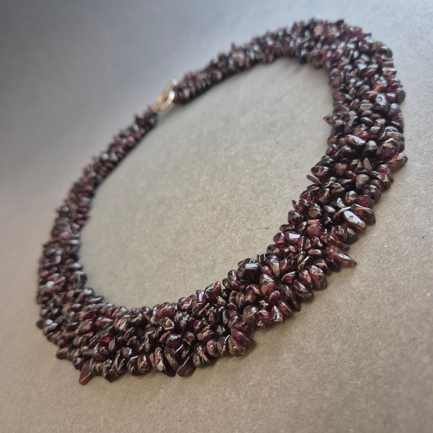 Granatfarbene Splitterkette – Mehrreihiger Statement-Schmuck in Dunkelrot