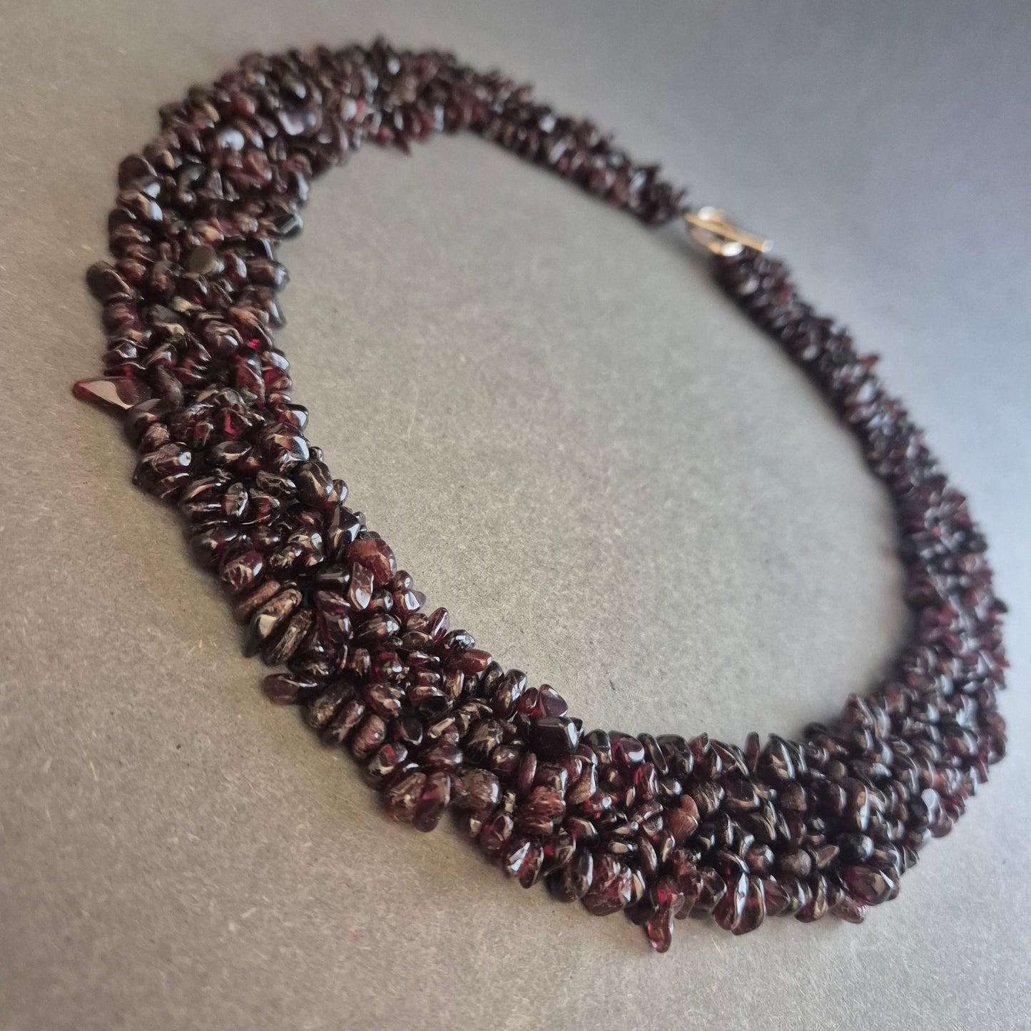 Granatfarbene Splitterkette – Mehrreihiger Statement-Schmuck in Dunkelrot