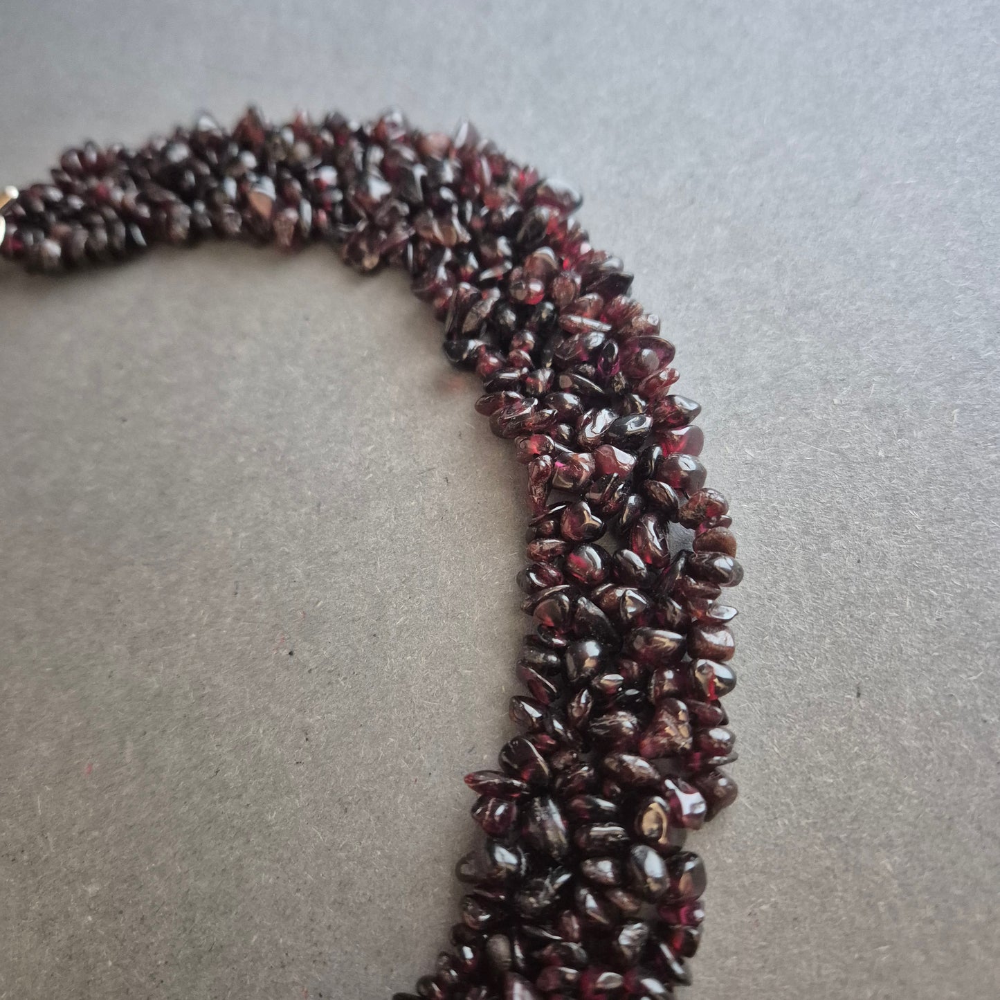 Granatfarbene Splitterkette – Mehrreihiger Statement-Schmuck in Dunkelrot