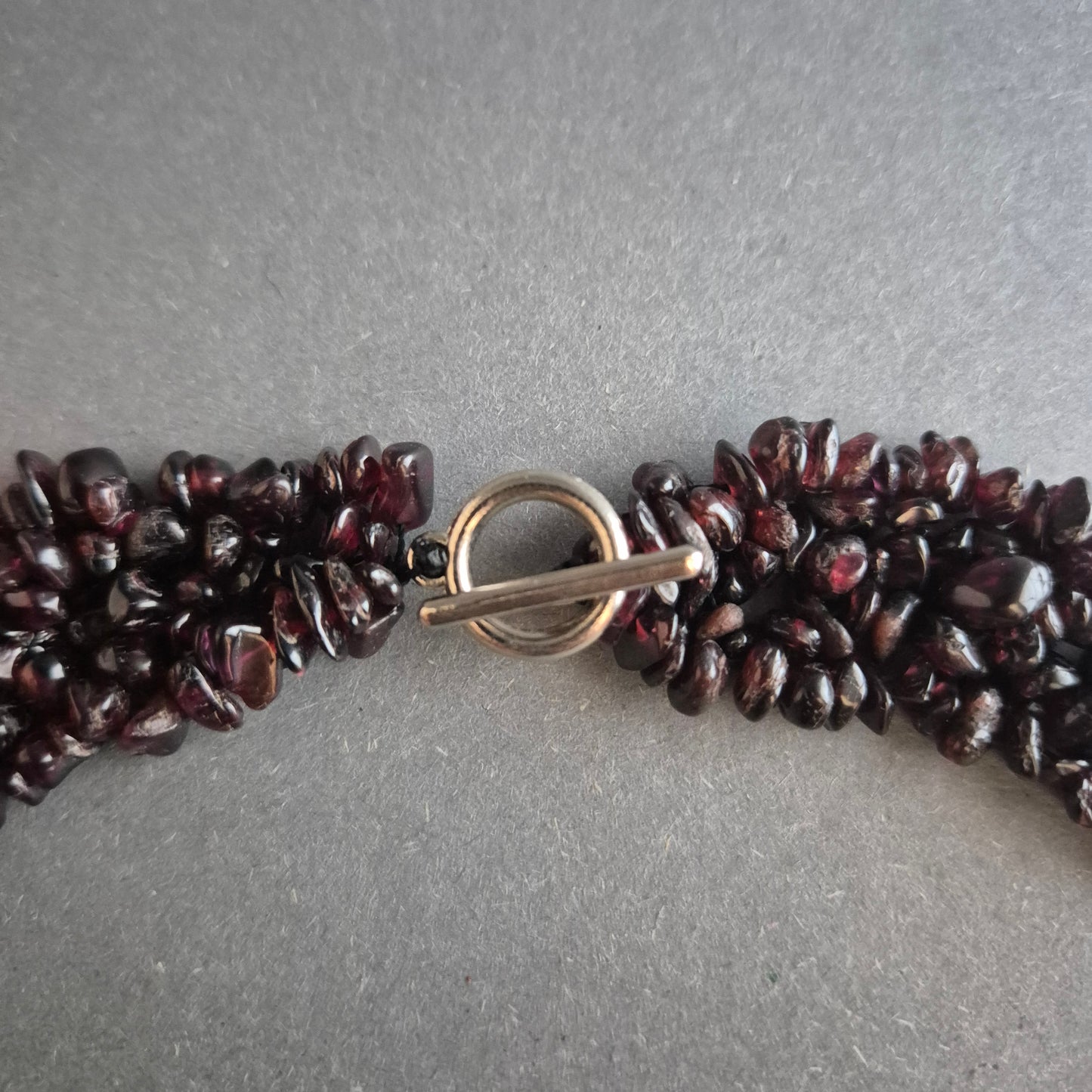 Granatfarbene Splitterkette – Mehrreihiger Statement-Schmuck in Dunkelrot