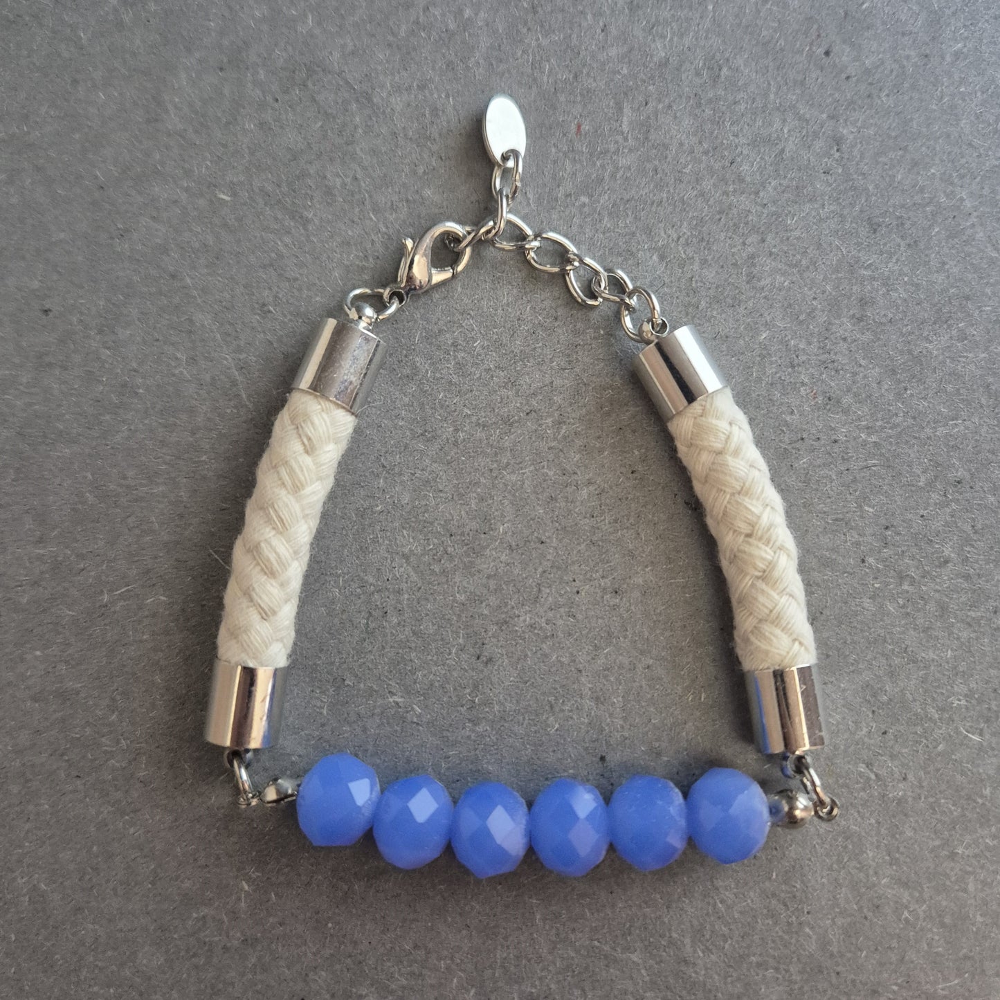 Modernes Armband mit blauen Perlen & Textilband – Frischer, urbaner Look