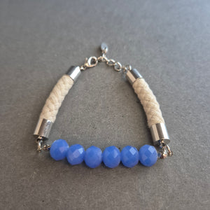 Modernes Armband mit blauen Perlen & Textilband – Frischer, urbaner Look