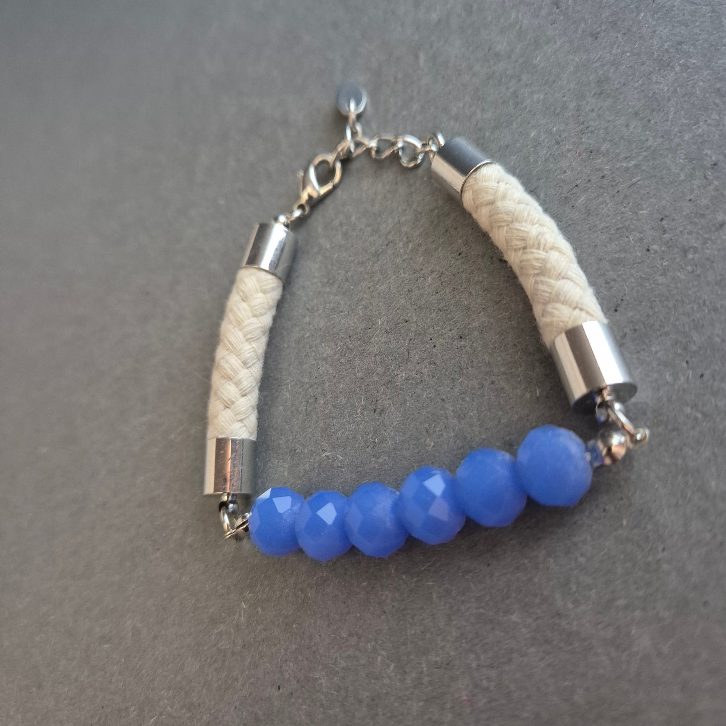 Modernes Armband mit blauen Perlen & Textilband – Frischer, urbaner Look