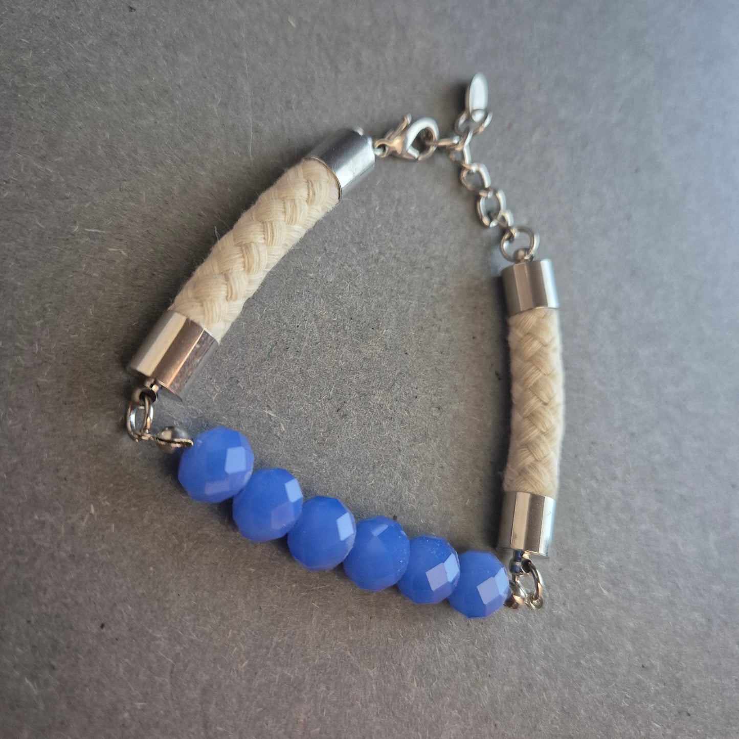 Modernes Armband mit blauen Perlen & Textilband – Frischer, urbaner Look