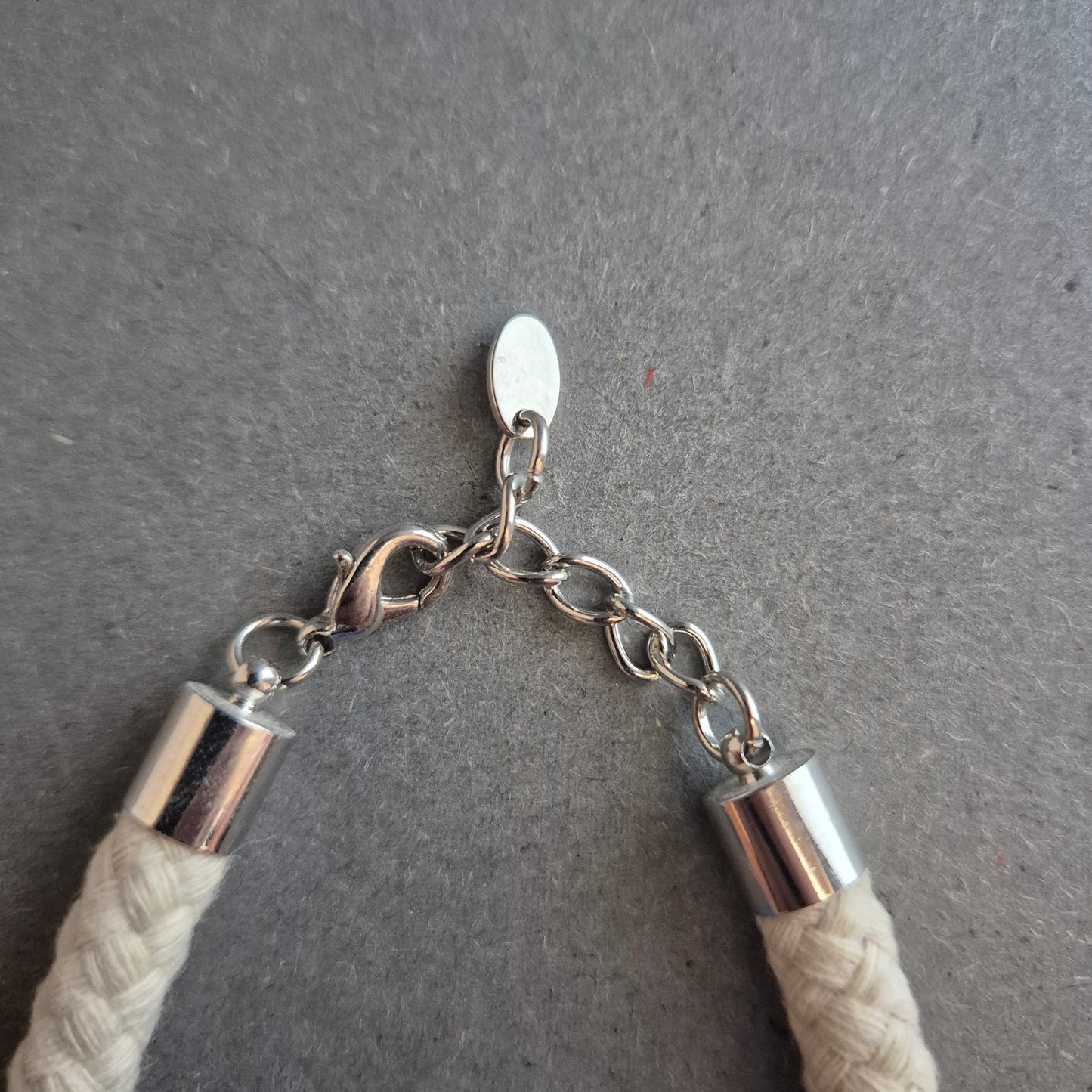 Modernes Armband mit blauen Perlen & Textilband – Frischer, urbaner Look