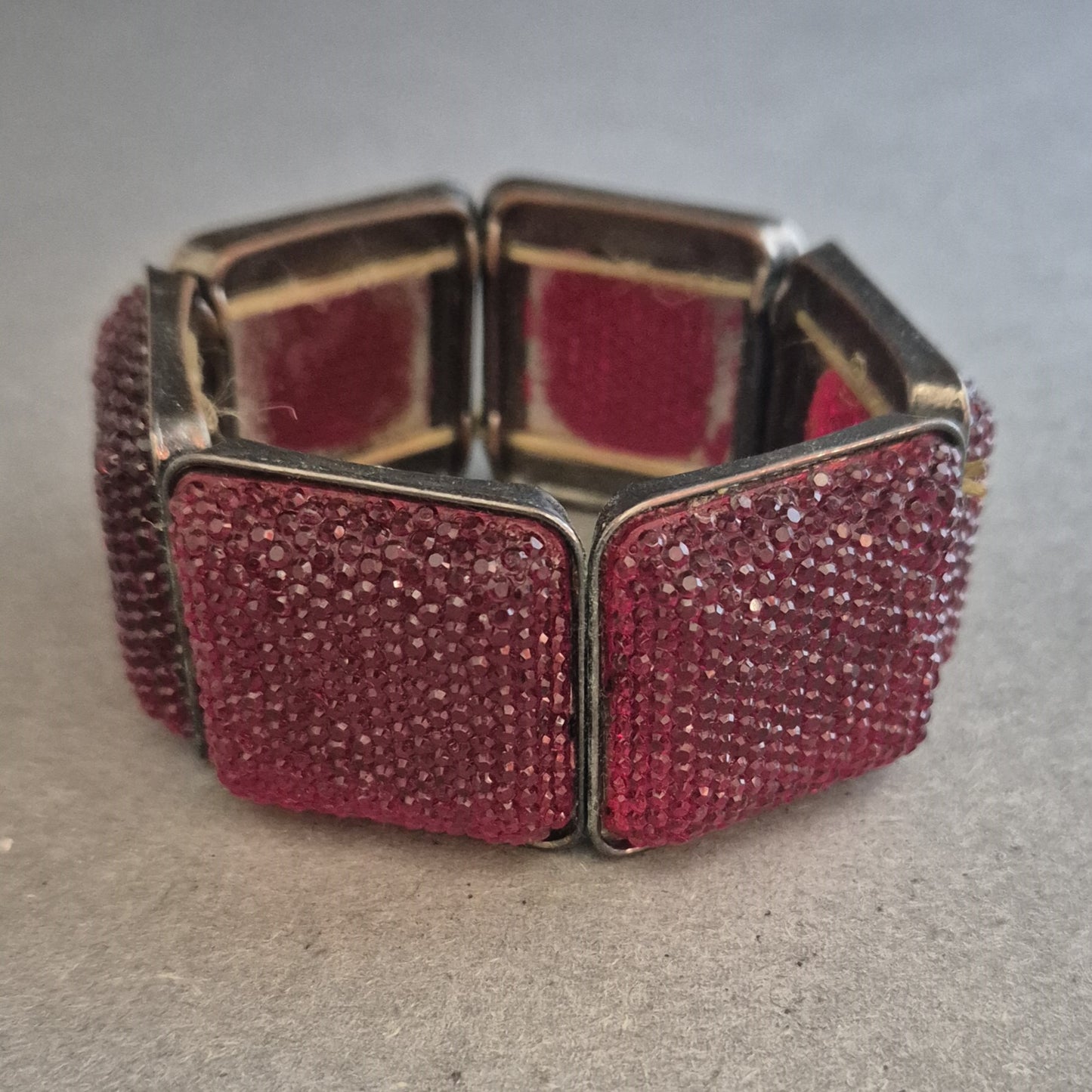 Glitzerndes Stretcharmband in Dunkelrot – Glamouröser Blickfang