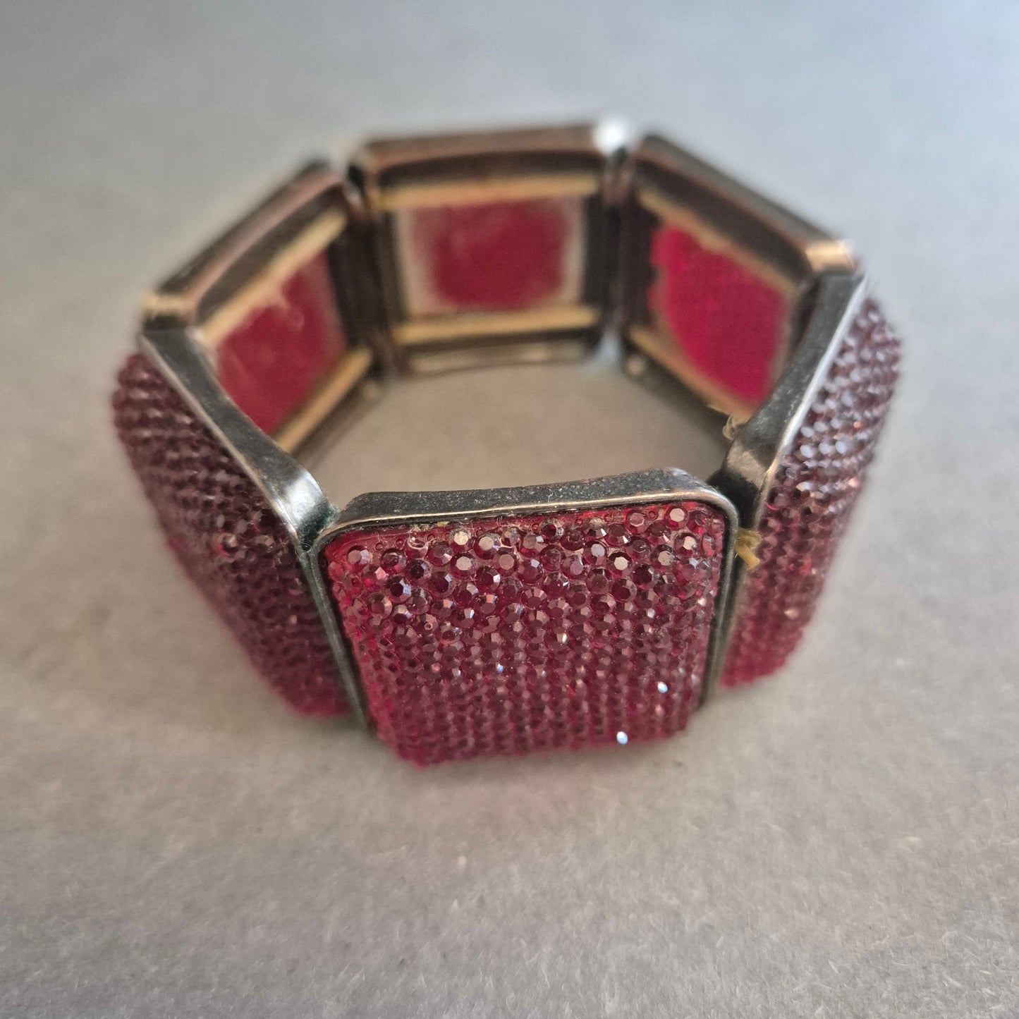 Glitzerndes Stretcharmband in Dunkelrot – Glamouröser Blickfang