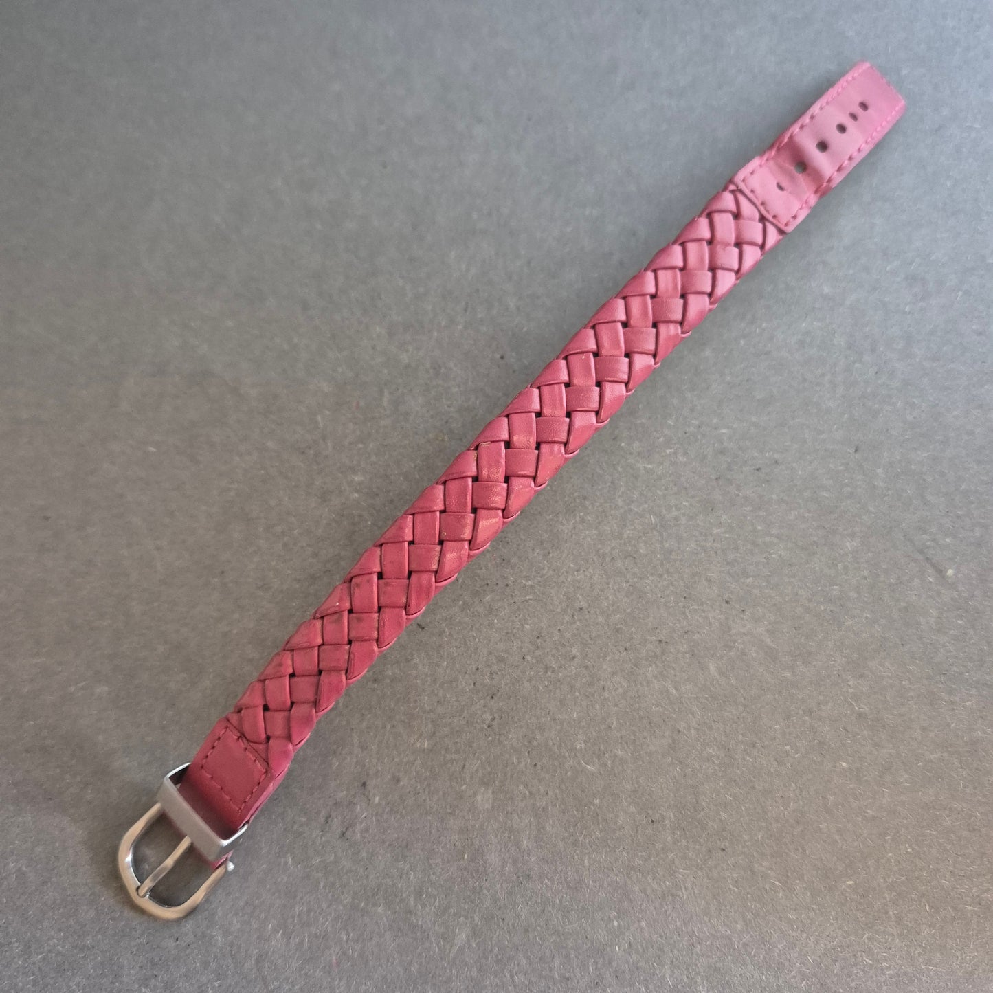 Geflochtenes Lederarmband in Pink – Lässiger Farbklecks für jedes Outfit