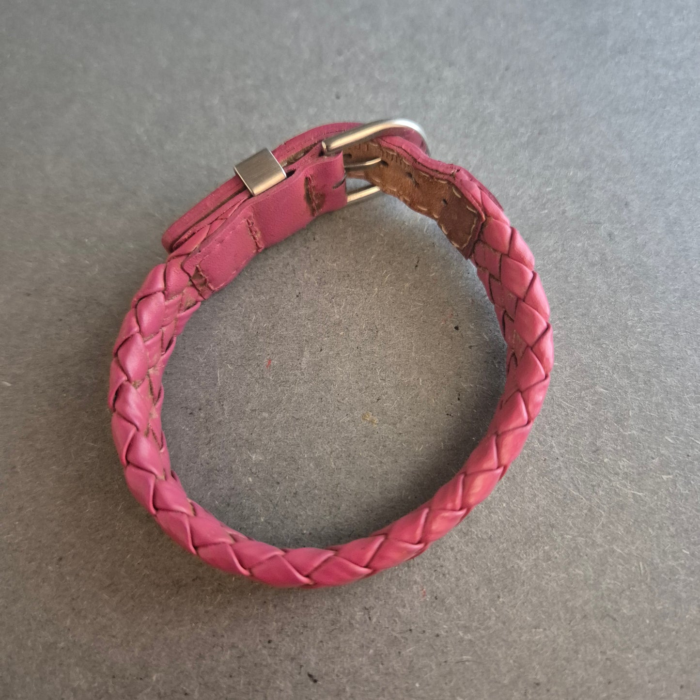 Geflochtenes Lederarmband in Pink – Lässiger Farbklecks für jedes Outfit