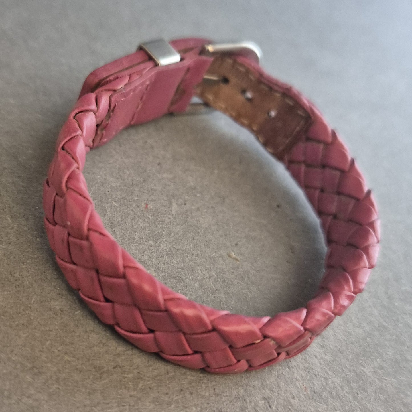 Geflochtenes Lederarmband in Pink – Lässiger Farbklecks für jedes Outfit