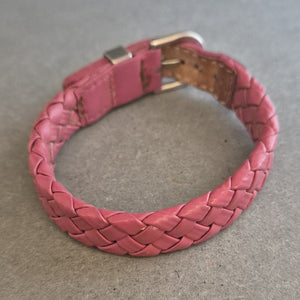 Geflochtenes Lederarmband in Pink – Lässiger Farbklecks für jedes Outfit