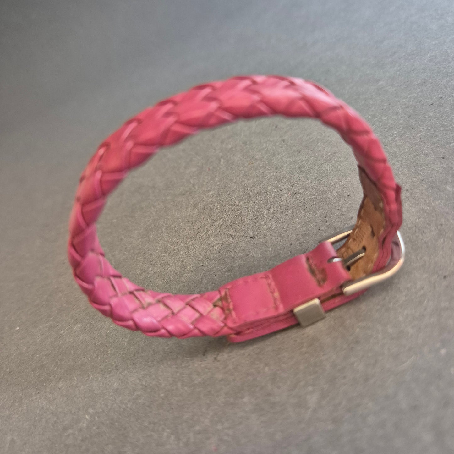 Geflochtenes Lederarmband in Pink – Lässiger Farbklecks für jedes Outfit