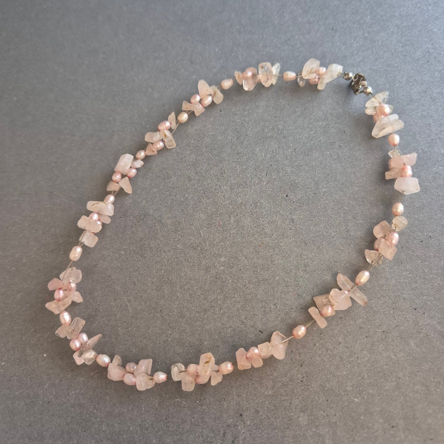 Rosenquarz-Perlenkette – Zartes Rosa mit Splittern & Süßwasserperlen