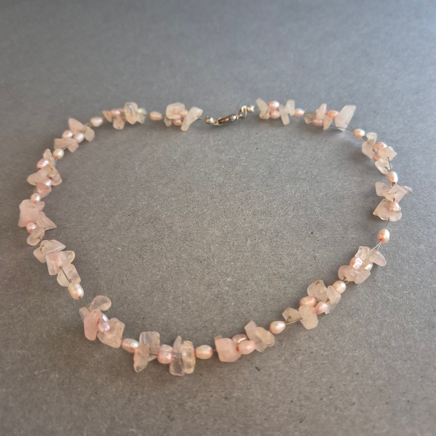 Rosenquarz-Perlenkette – Zartes Rosa mit Splittern & Süßwasserperlen