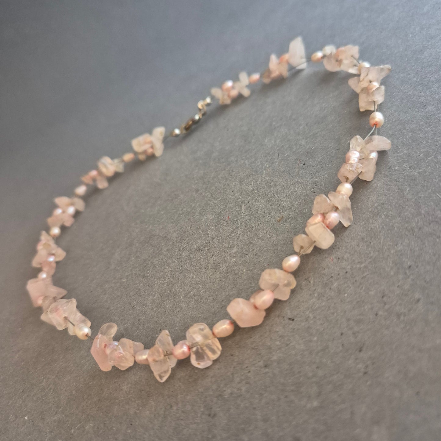 Rosenquarz-Perlenkette – Zartes Rosa mit Splittern & Süßwasserperlen