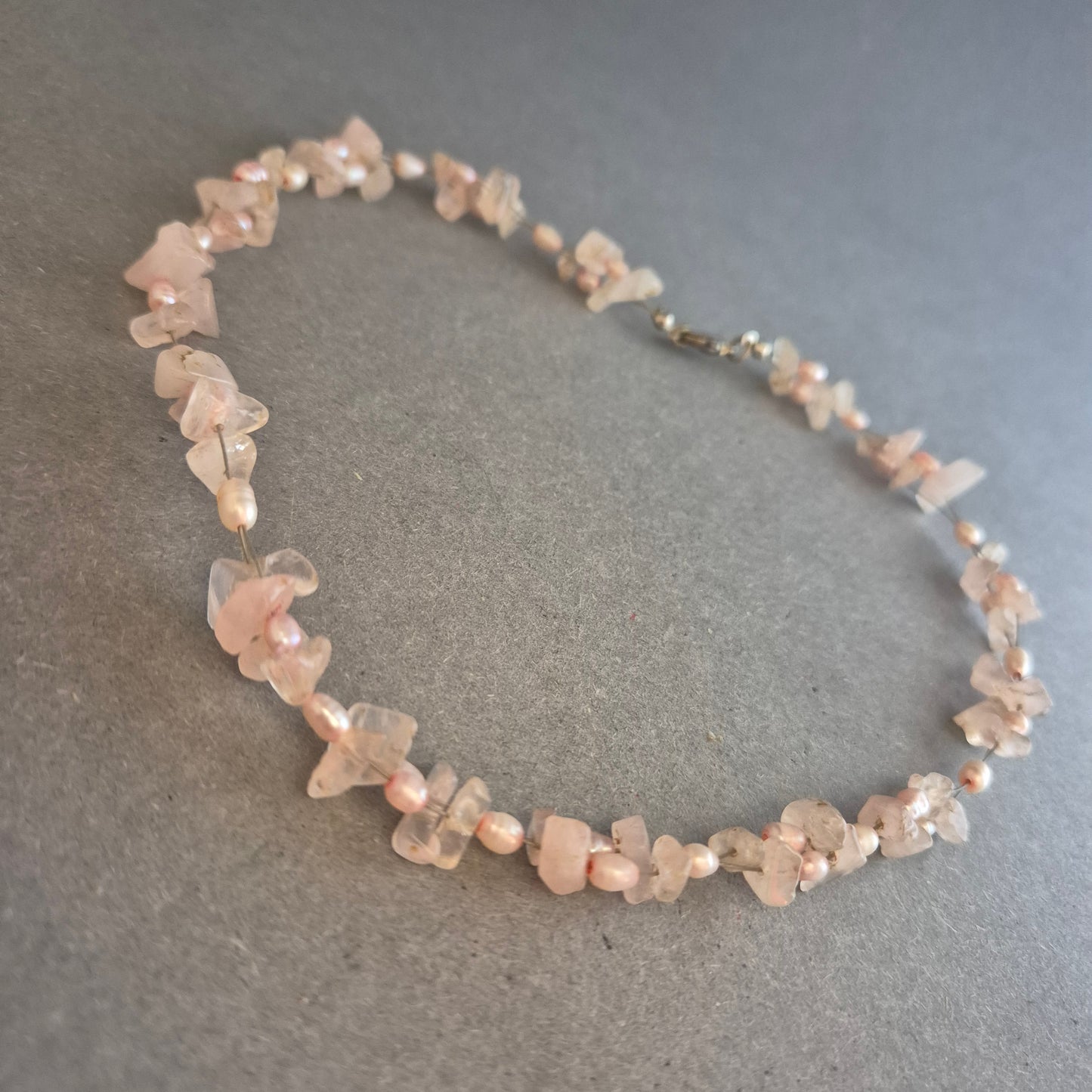 Rosenquarz-Perlenkette – Zartes Rosa mit Splittern & Süßwasserperlen