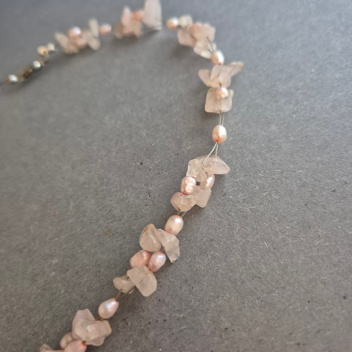 Rosenquarz-Perlenkette – Zartes Rosa mit Splittern & Süßwasserperlen