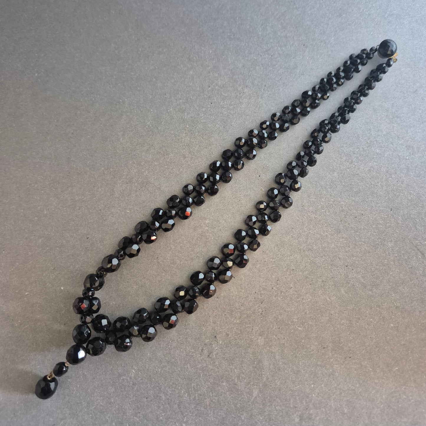 Facettierte Glasperlenkette in Schwarz – Klassischer Chic mit Tropfenanhänger