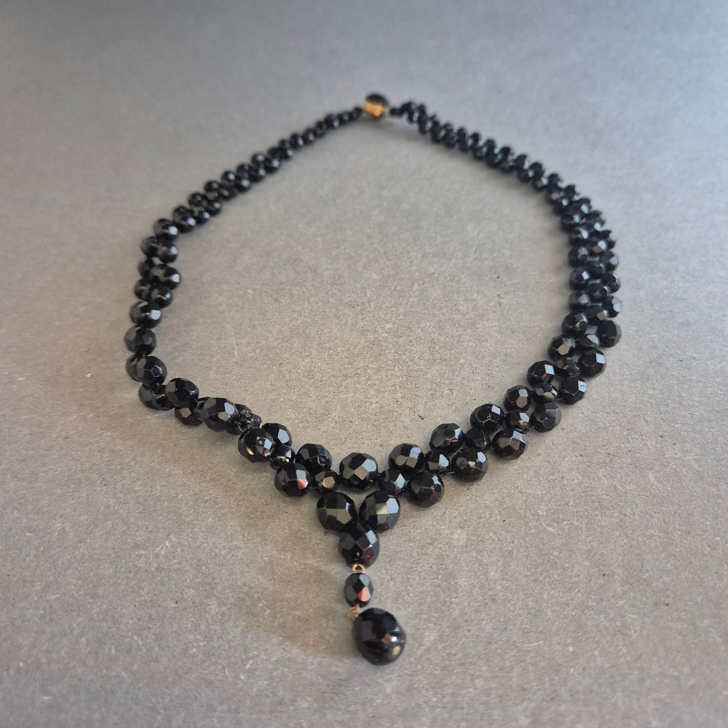 Facettierte Glasperlenkette in Schwarz – Klassischer Chic mit Tropfenanhänger
