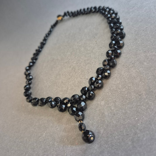 Facettierte Glasperlenkette in Schwarz – Klassischer Chic mit Tropfenanhänger