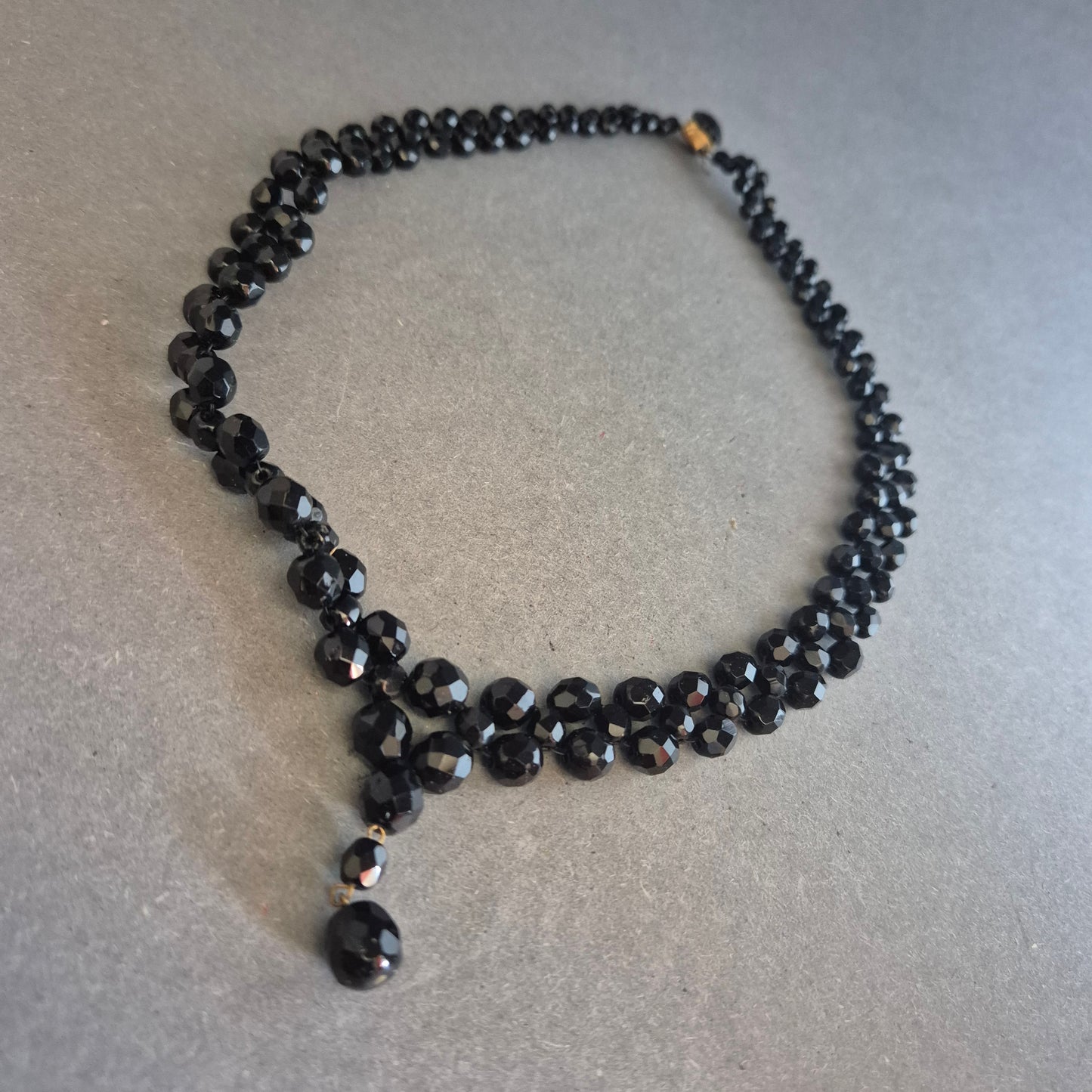 Facettierte Glasperlenkette in Schwarz – Klassischer Chic mit Tropfenanhänger