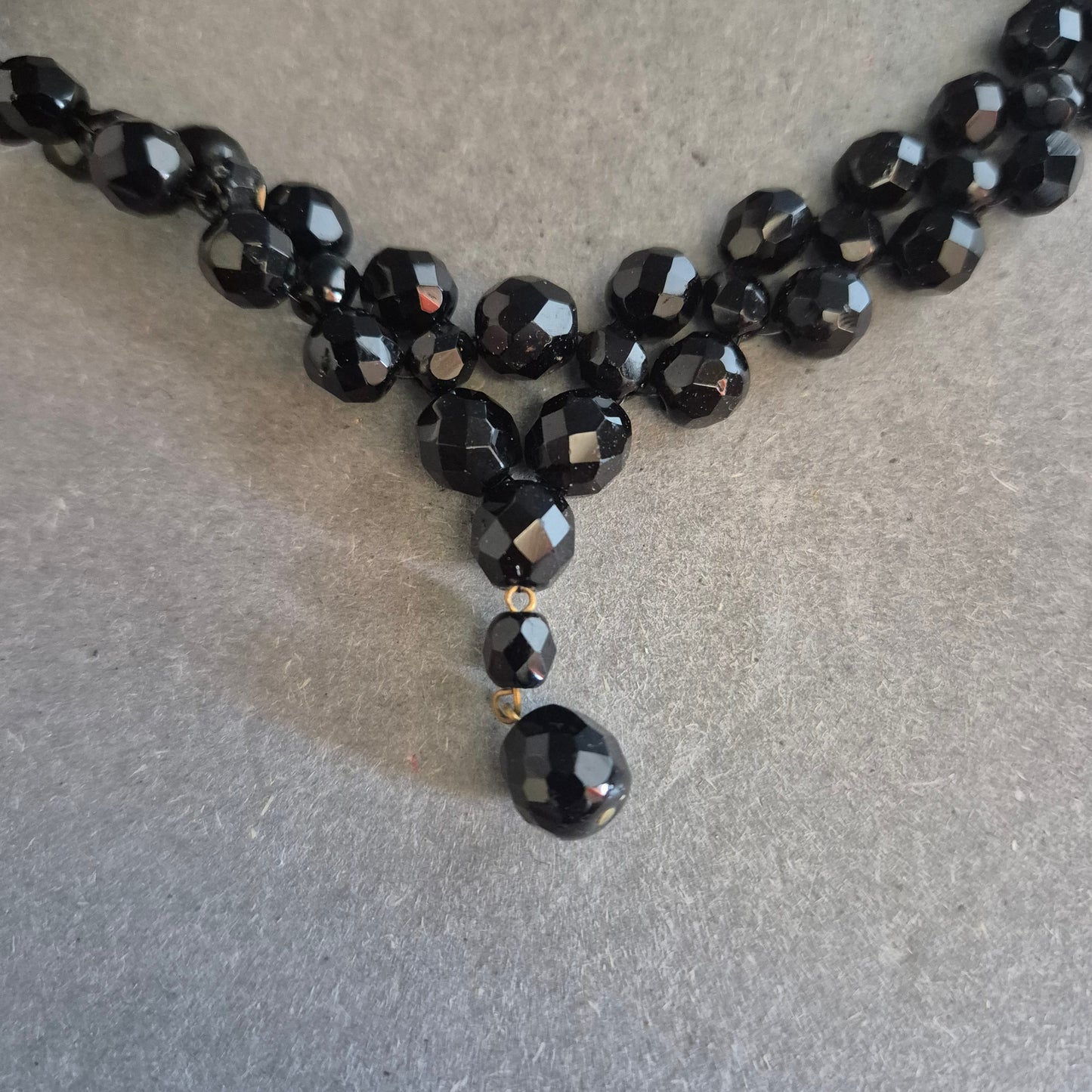 Facettierte Glasperlenkette in Schwarz – Klassischer Chic mit Tropfenanhänger