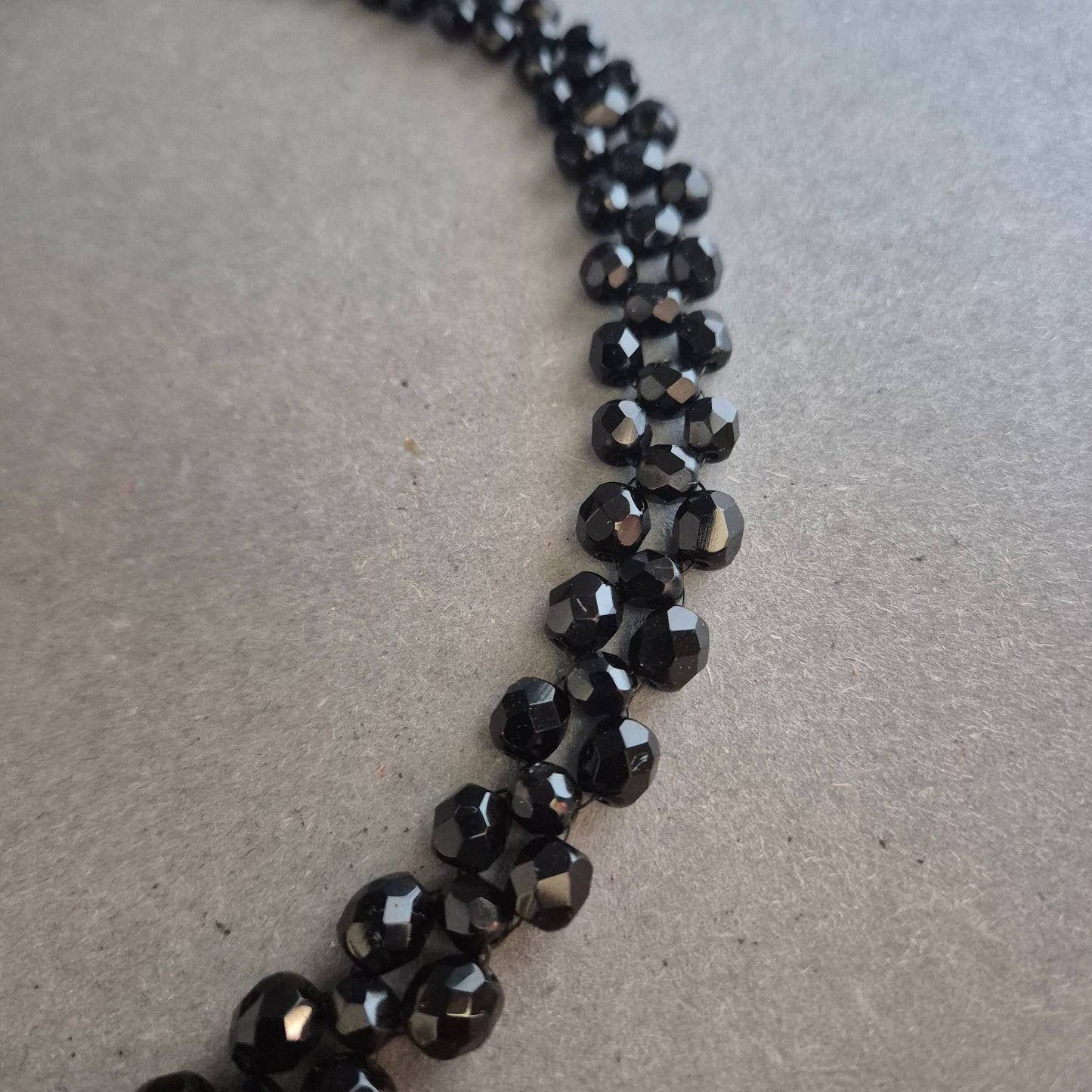 Facettierte Glasperlenkette in Schwarz – Klassischer Chic mit Tropfenanhänger