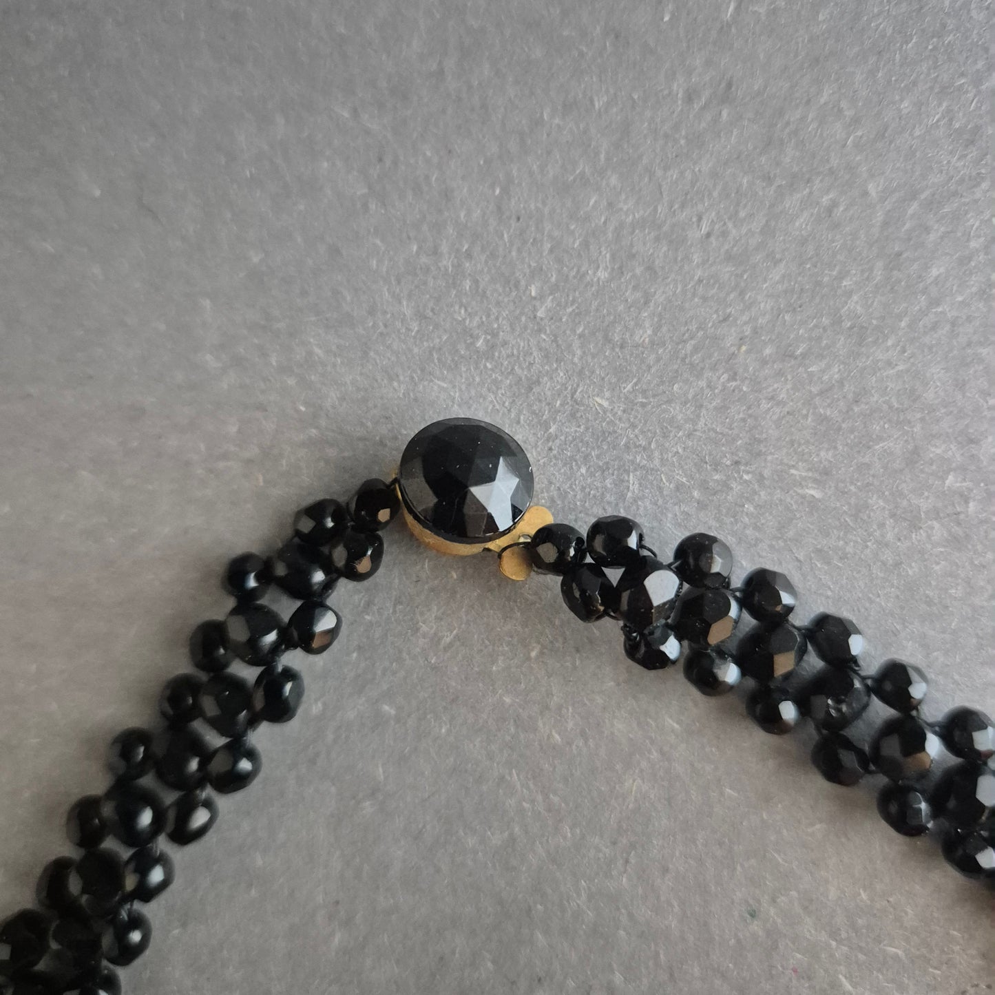 Facettierte Glasperlenkette in Schwarz – Klassischer Chic mit Tropfenanhänger