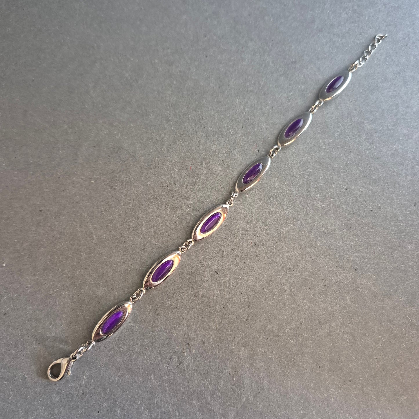 Silberfarbenes Armband mit lila Cabochons – Elegant & modern