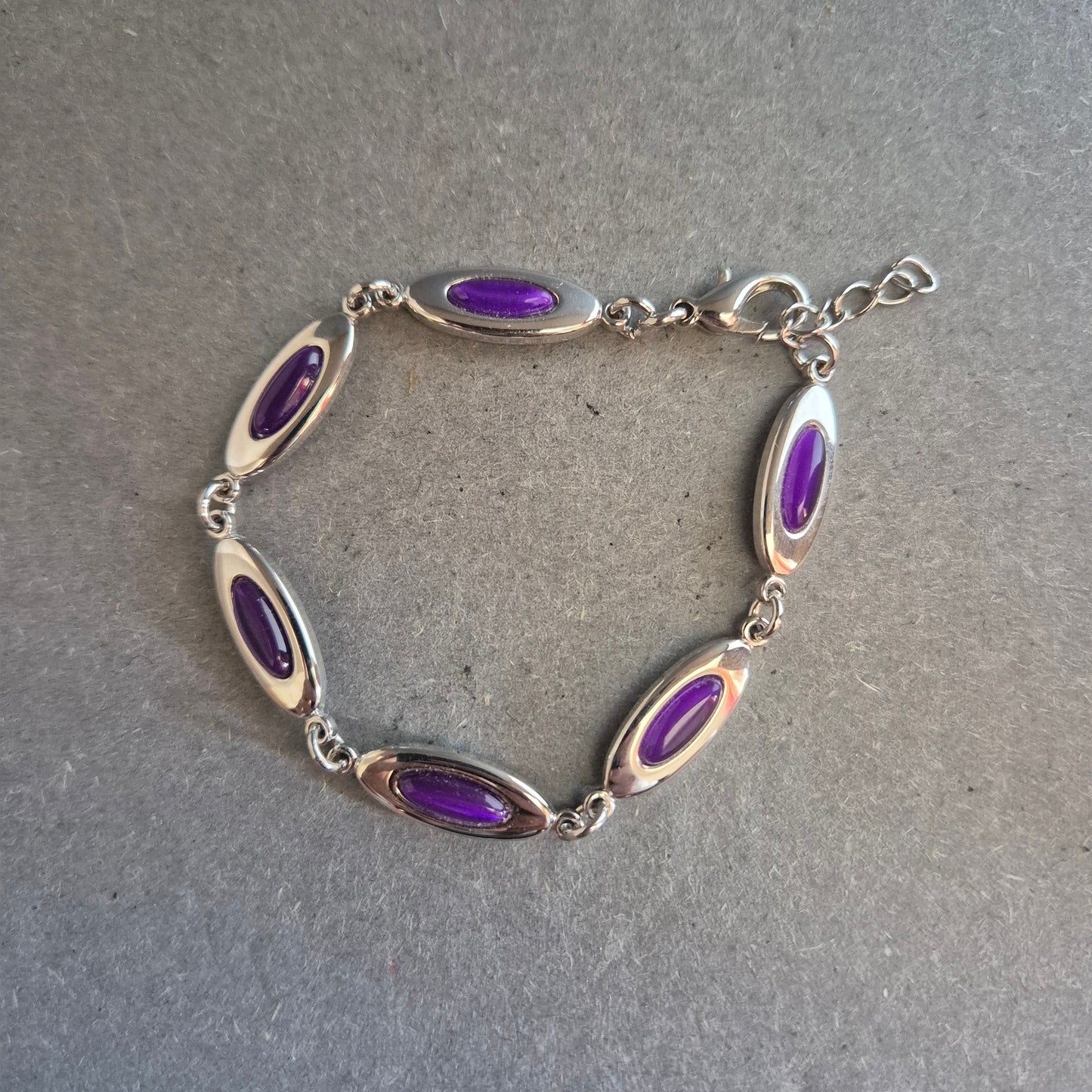 Silberfarbenes Armband mit lila Cabochons – Elegant & modern