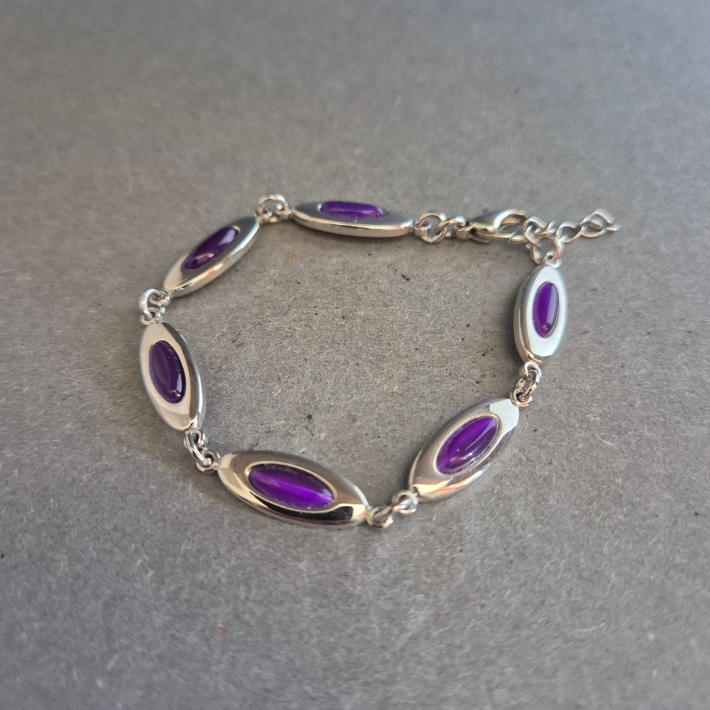 Silberfarbenes Armband mit lila Cabochons – Elegant & modern