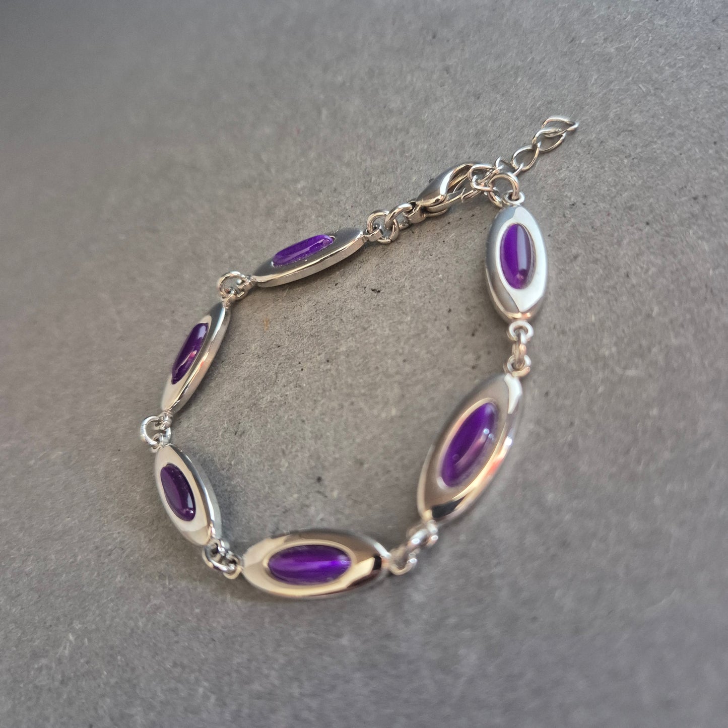 Silberfarbenes Armband mit lila Cabochons – Elegant & modern