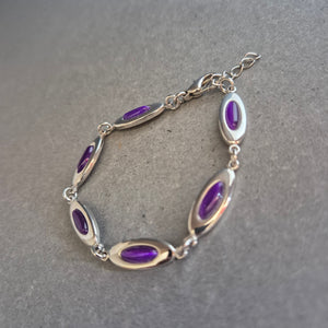 Silberfarbenes Armband mit lila Cabochons – Elegant & modern