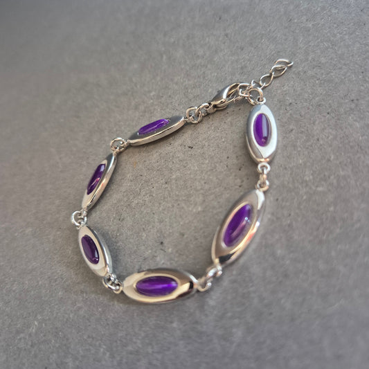 Silberfarbenes Armband mit lila Cabochons – Elegant & modern
