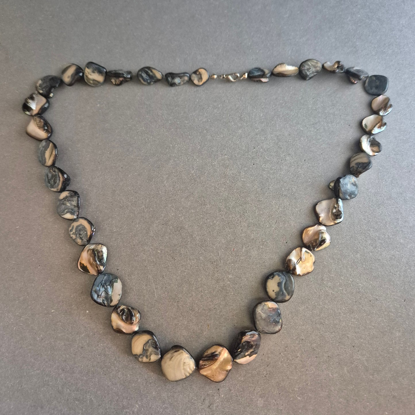 Naturschimmernde Perlmuttkette – Organisch geformt in Schwarz-Beige