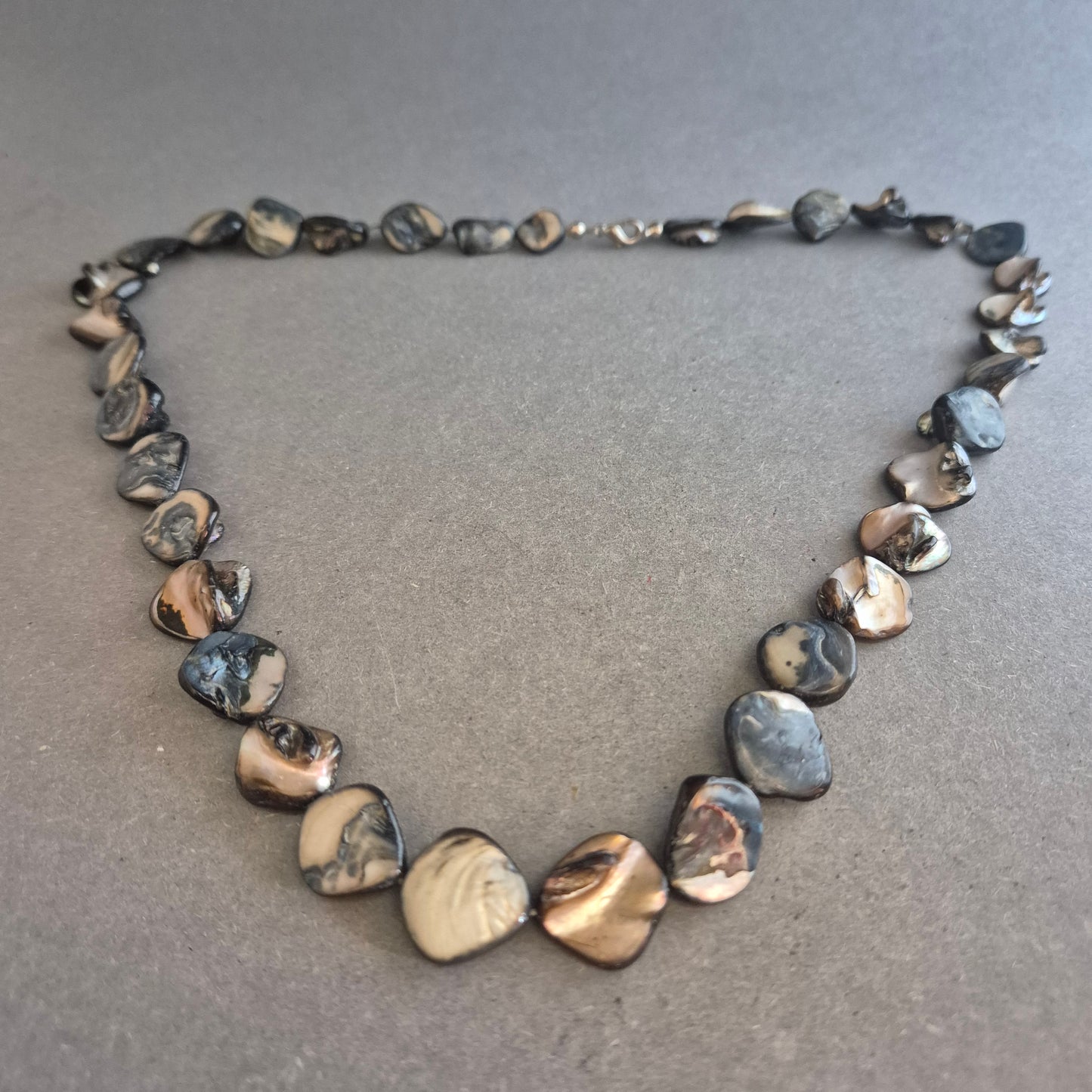 Naturschimmernde Perlmuttkette – Organisch geformt in Schwarz-Beige