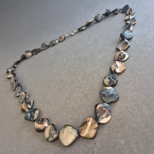 Naturschimmernde Perlmuttkette – Organisch geformt in Schwarz-Beige