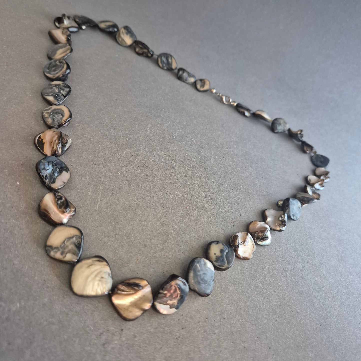 Naturschimmernde Perlmuttkette – Organisch geformt in Schwarz-Beige