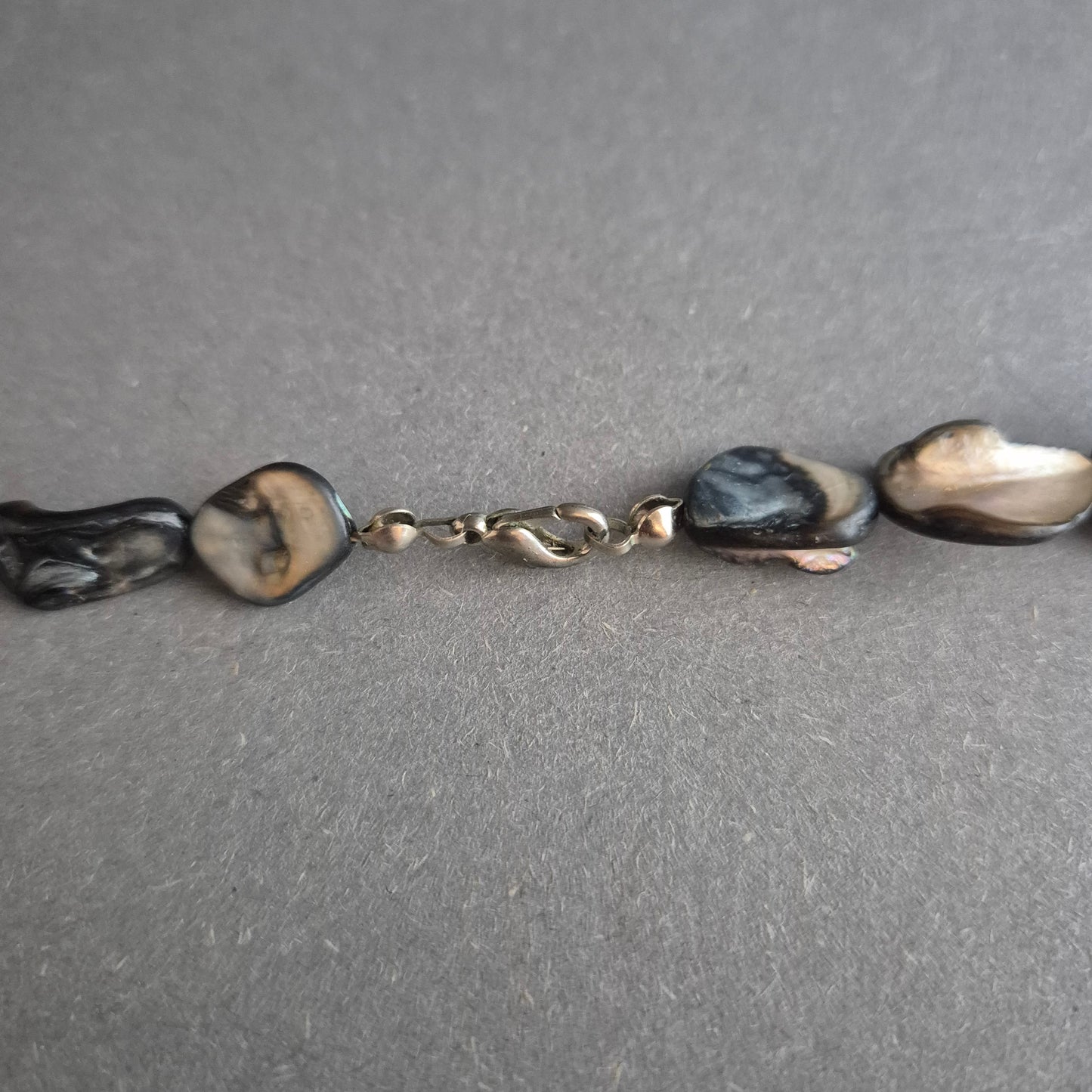 Naturschimmernde Perlmuttkette – Organisch geformt in Schwarz-Beige