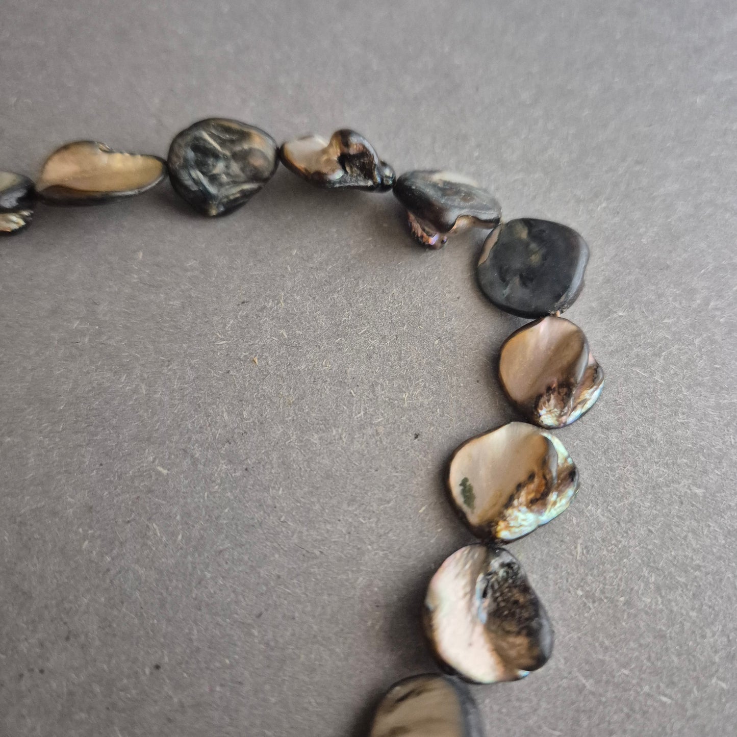Naturschimmernde Perlmuttkette – Organisch geformt in Schwarz-Beige