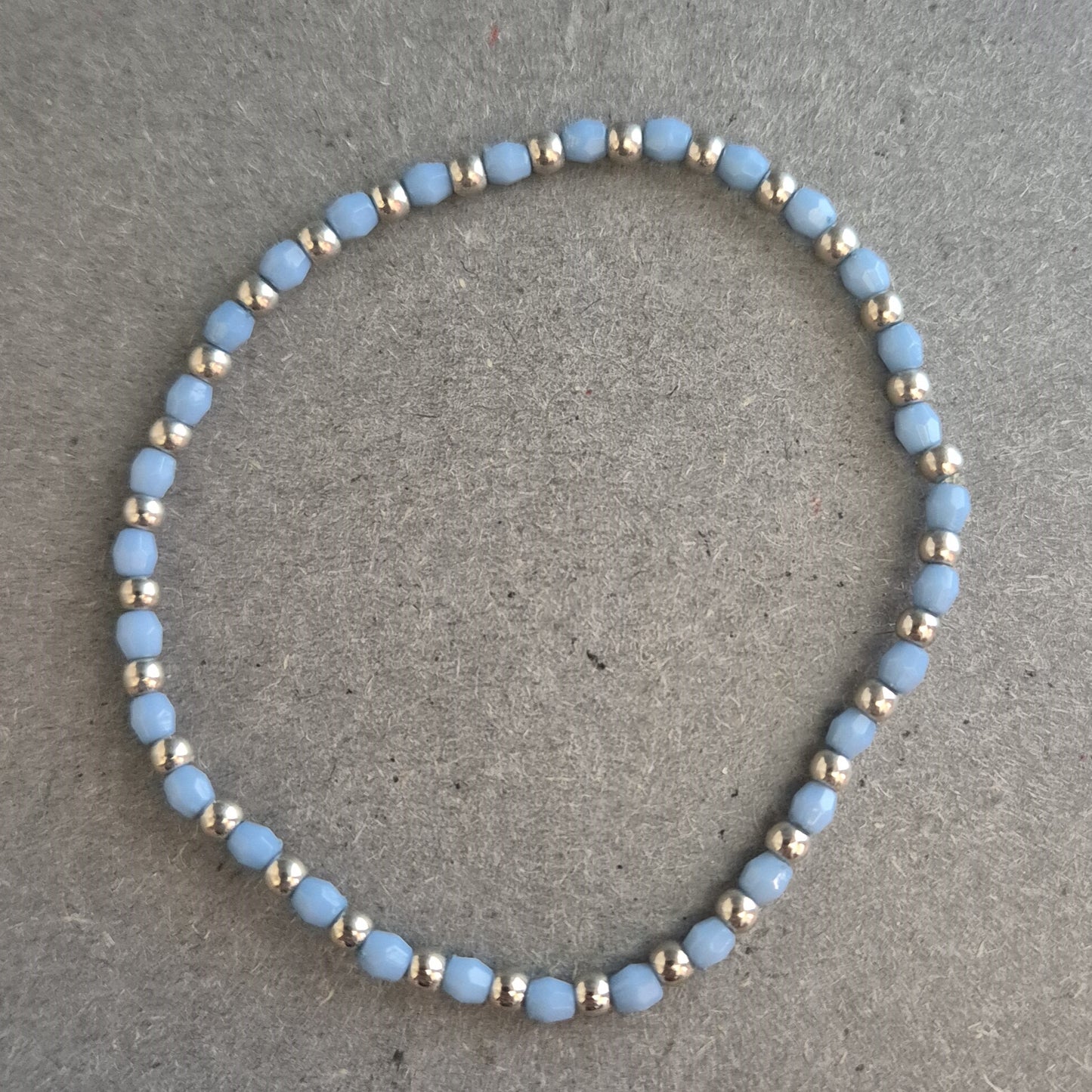 Feines Perlenarmband in Hellblau & Silber – Minimalistischer Boho-Style