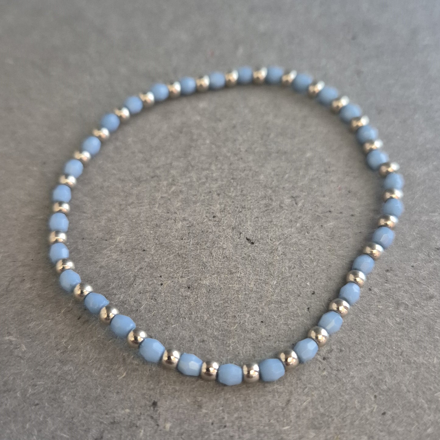 Feines Perlenarmband in Hellblau & Silber – Minimalistischer Boho-Style