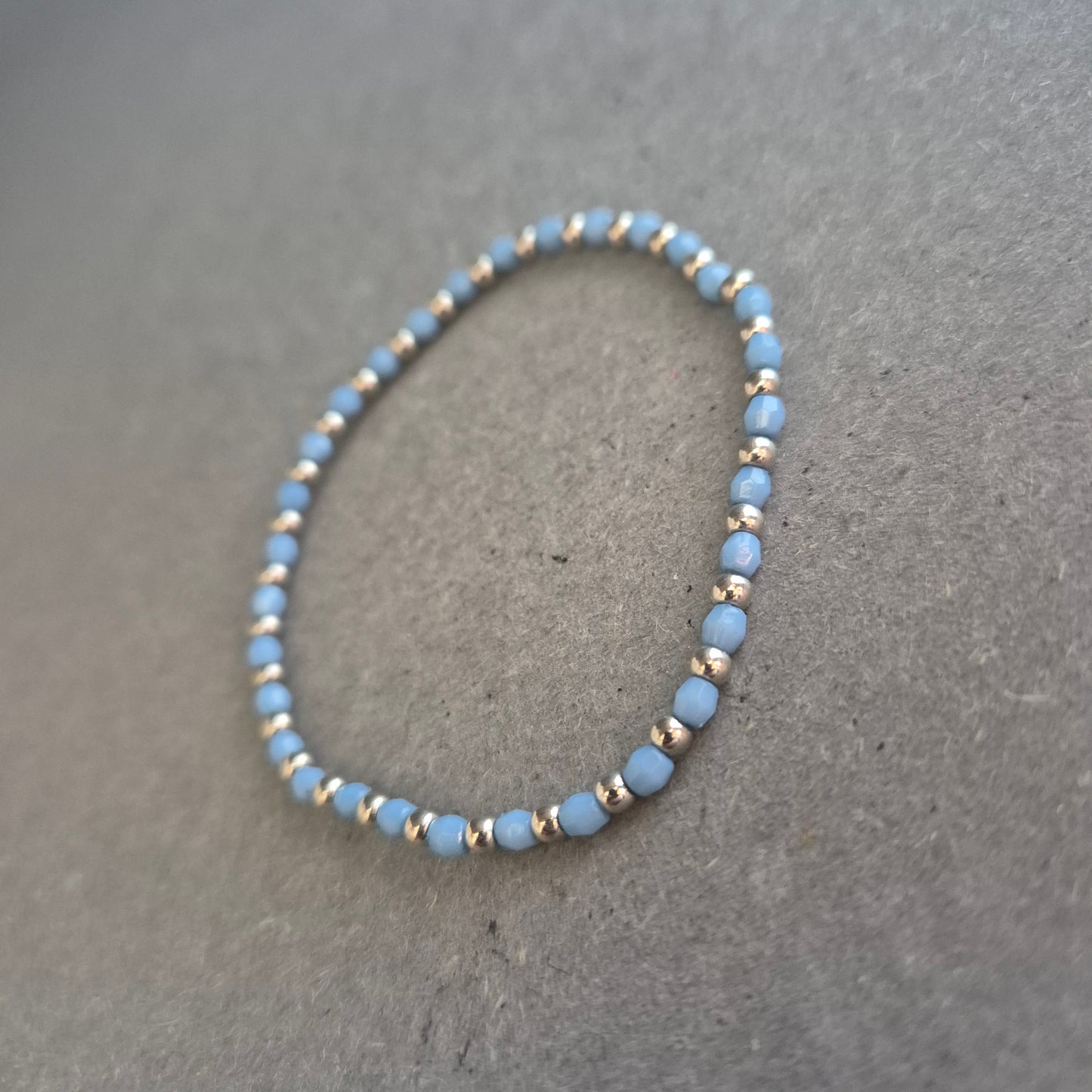 Feines Perlenarmband in Hellblau & Silber – Minimalistischer Boho-Style