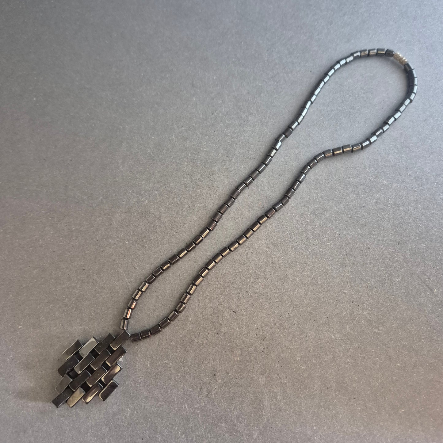 Hämatitkette mit geometrischem Anhänger – Maskulin & magnetisch