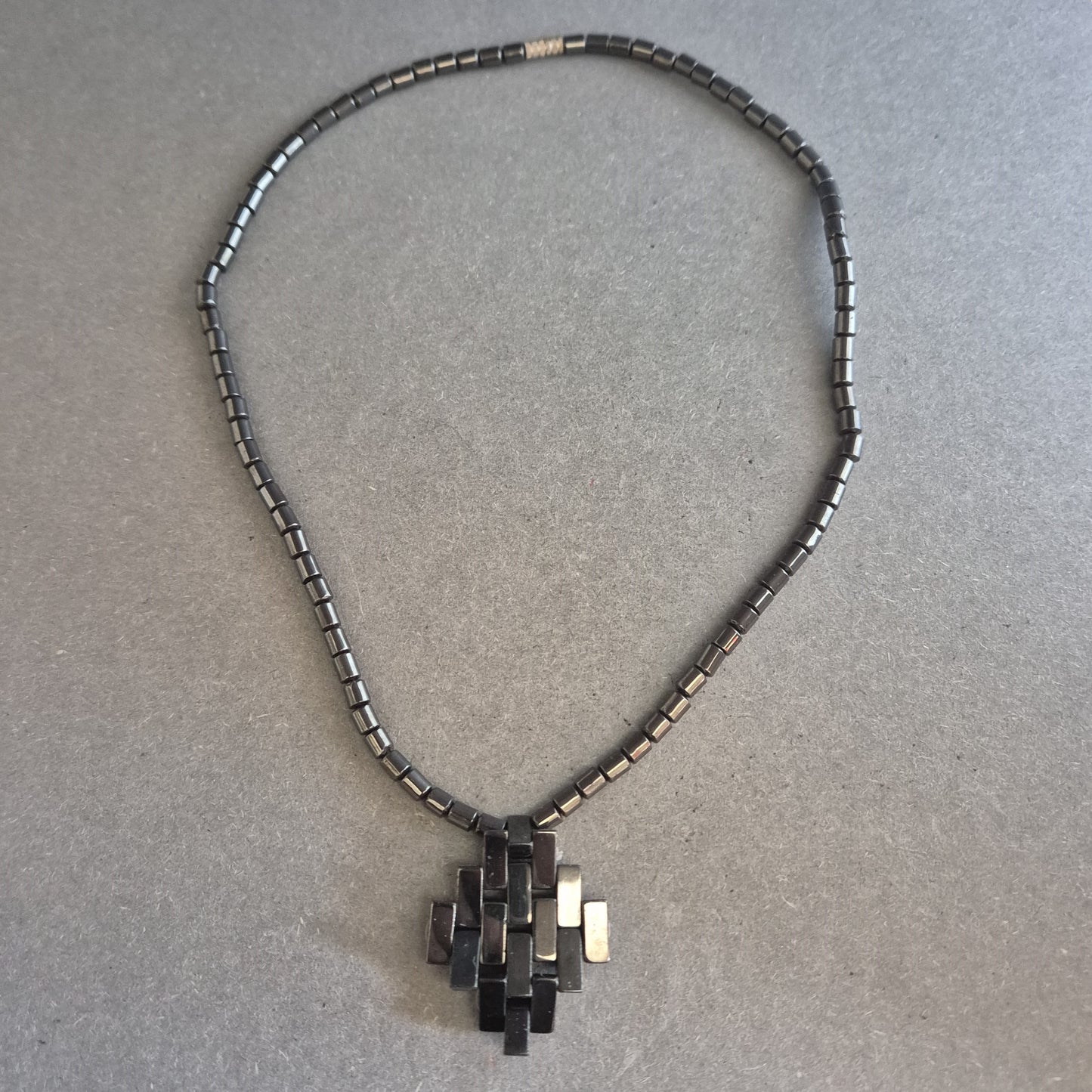 Hämatitkette mit geometrischem Anhänger – Maskulin & magnetisch