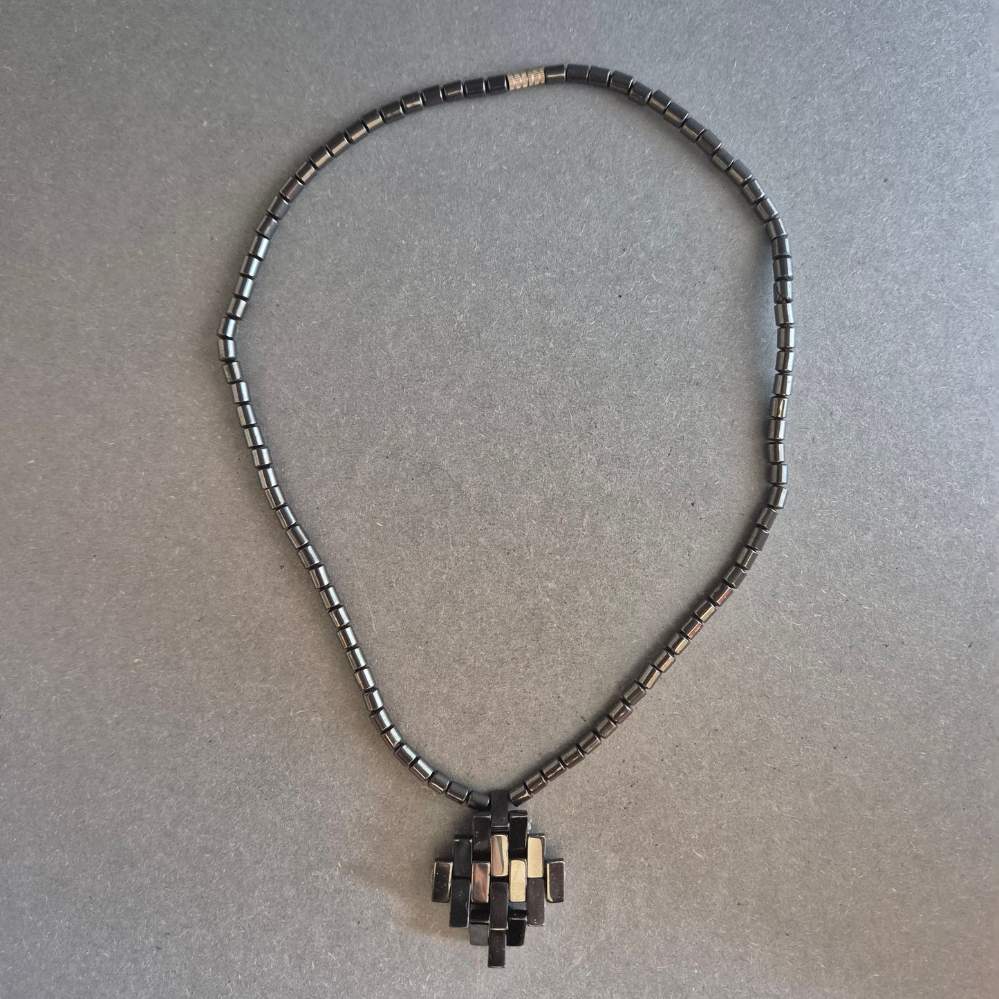 Hämatitkette mit geometrischem Anhänger – Maskulin & magnetisch