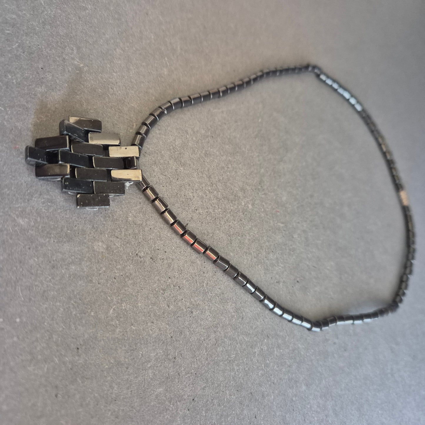 Hämatitkette mit geometrischem Anhänger – Maskulin & magnetisch