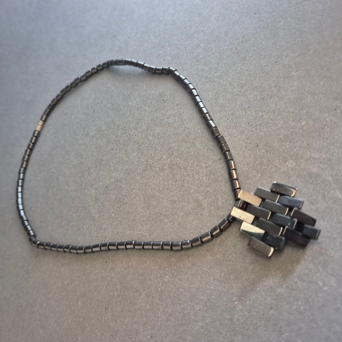 Hämatitkette mit geometrischem Anhänger – Maskulin & magnetisch